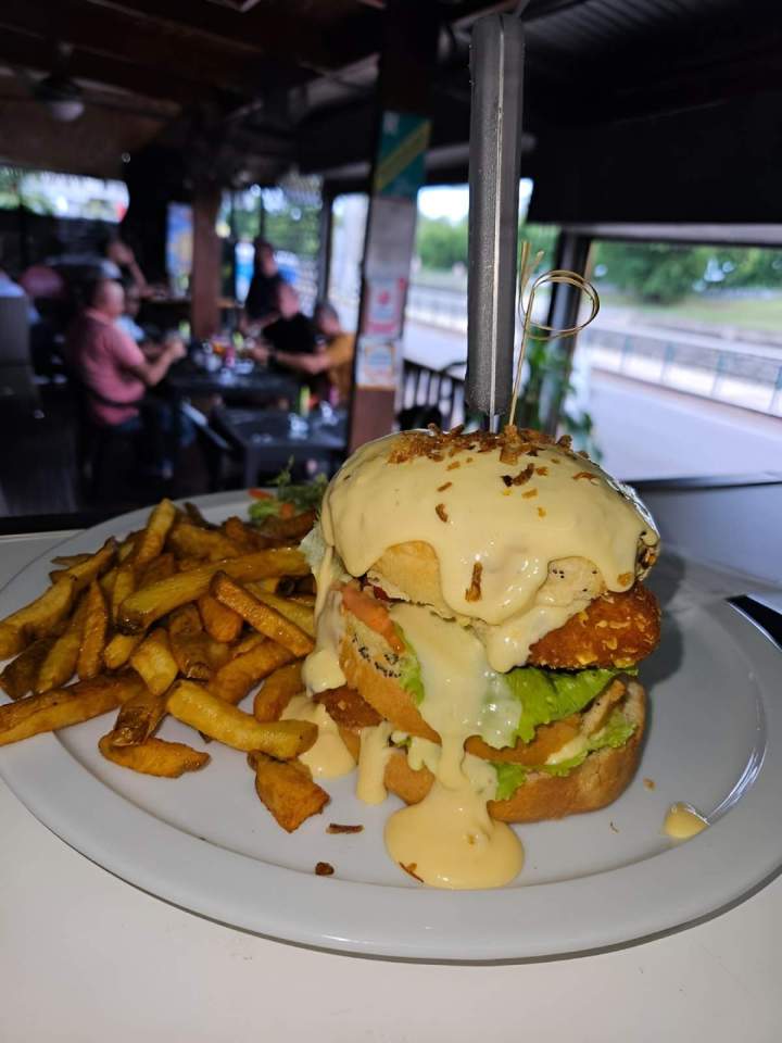 Burger avec frites La Réunion