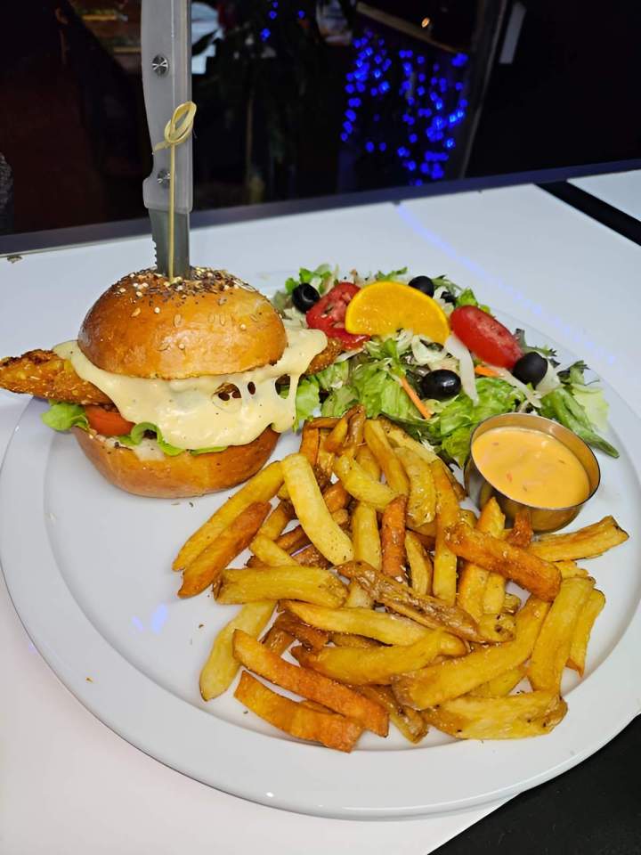 Assiette burger, salade et frites La Réunion
