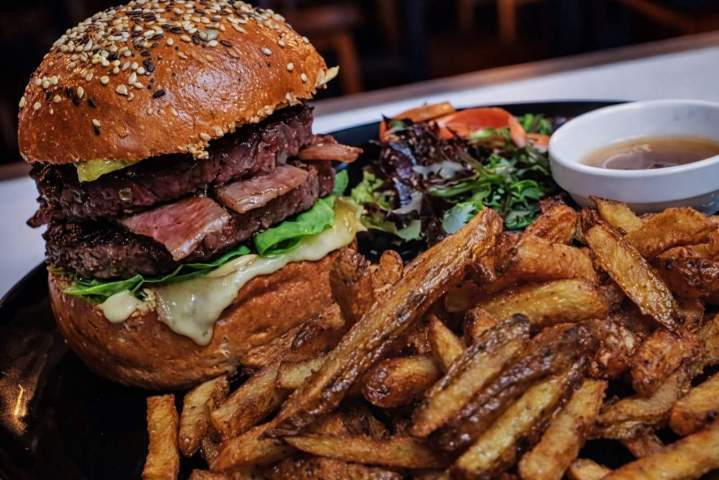 Burger et frites à savourer sur place La Réunion